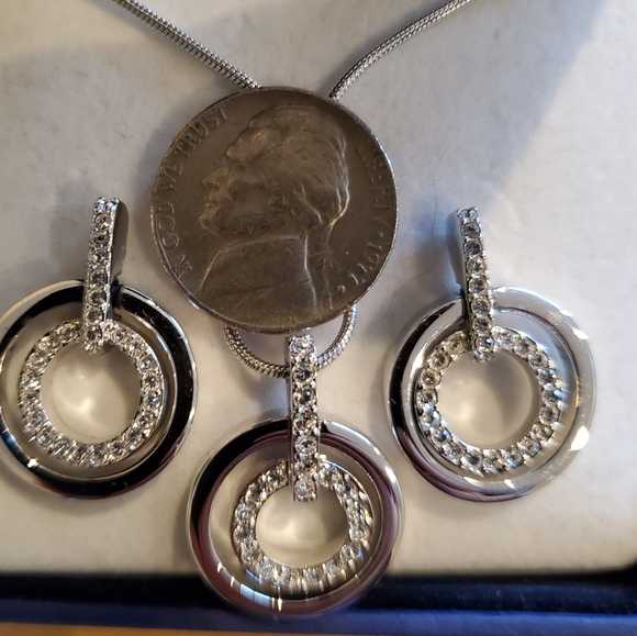 Swarovski earrings and pendant set - Picture 6 of 6